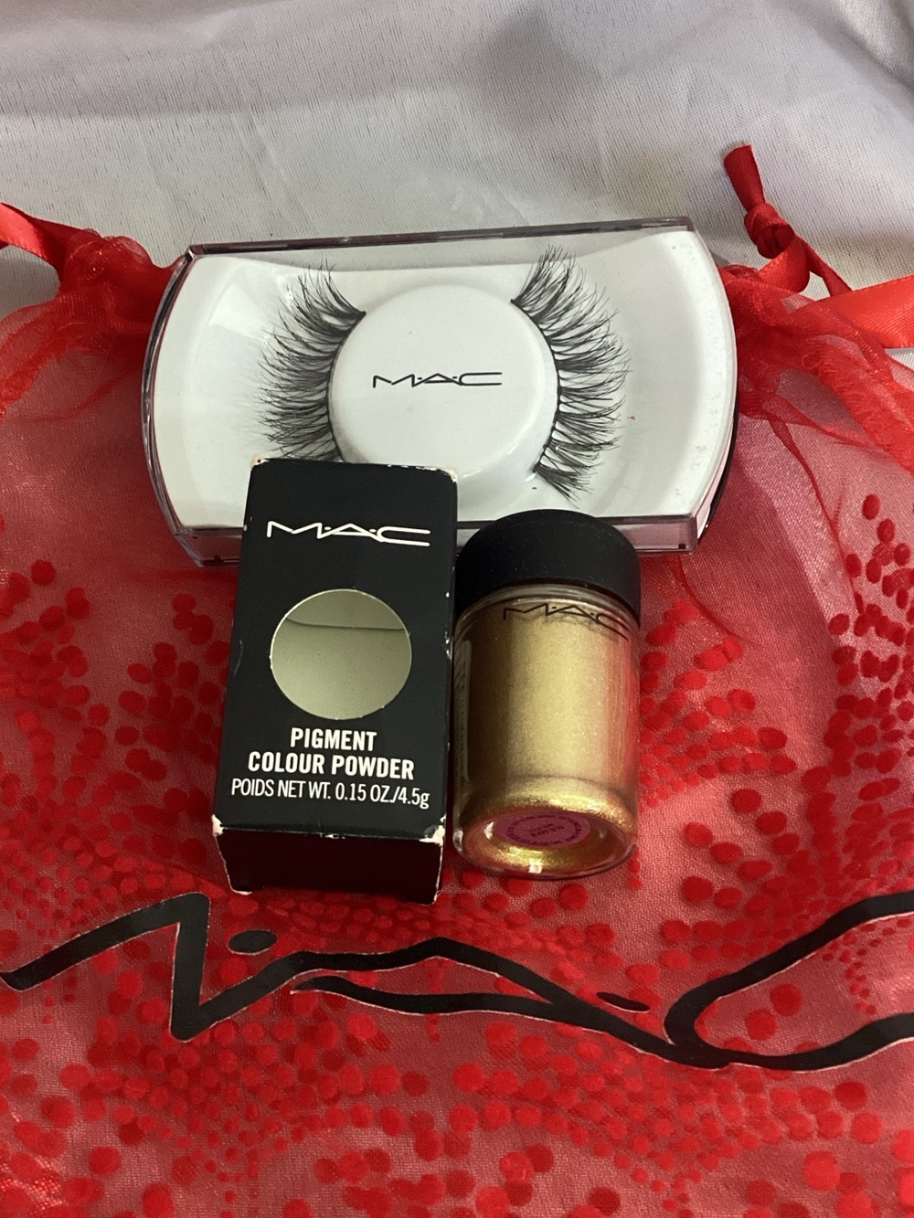 MAC Cosmetics Gold Shimmer Pigment Powder with Dramatic False Lashes